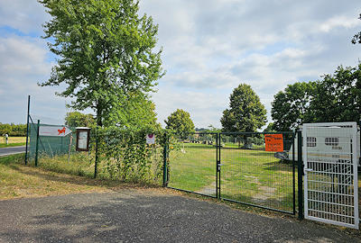 Eingang zum Gelände